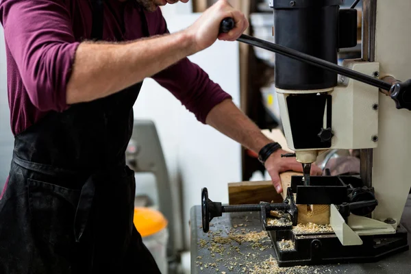 Schreiner arbeitet an seinem Handwerk — Stockfoto