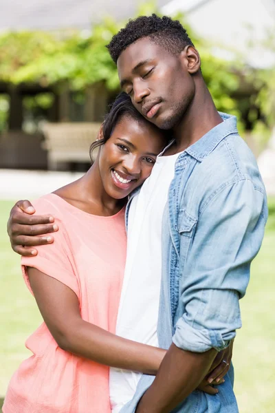 Casal feliz posando juntos — Fotografia de Stock