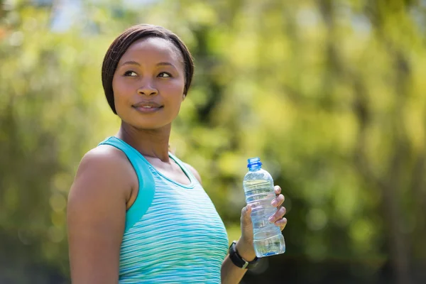 Vrouw met waterfles — Stockfoto