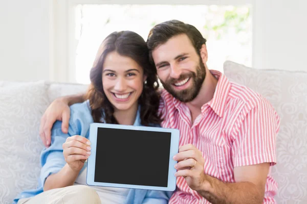 Retrato de pareja mostrando tableta digital —  Fotos de Stock