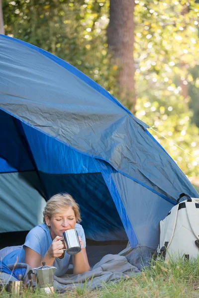 Femme mûre posant et buvant sur une tasse — Photo