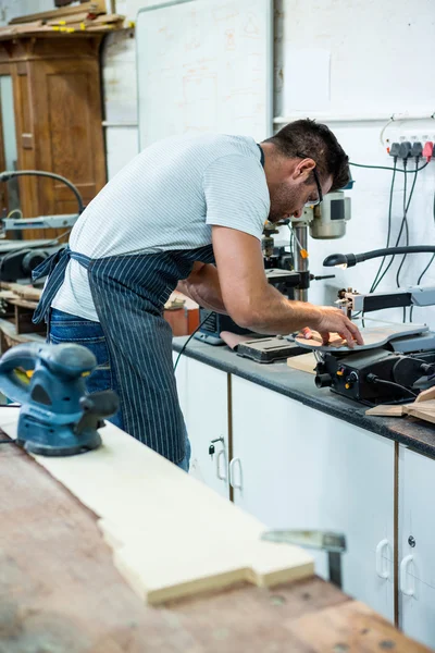 Schreiner arbeitet an seinem Handwerk — Stockfoto