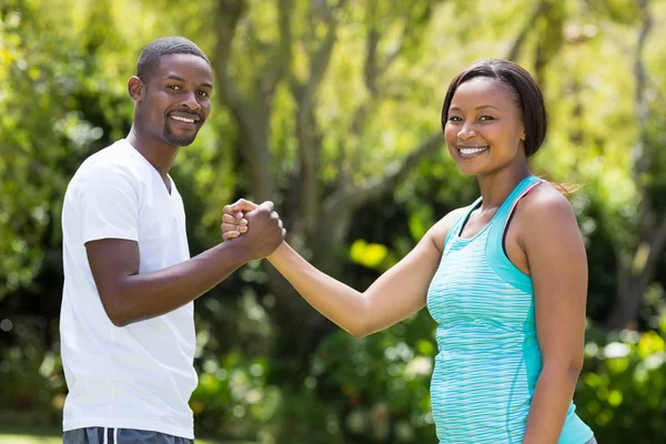 Pareja feliz posando juntos — Foto de Stock