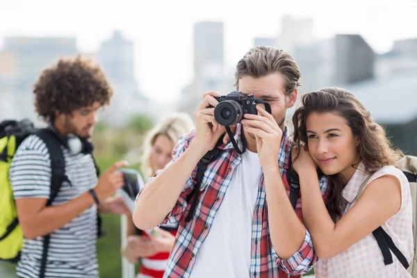 Junges Paar beim Fotografieren — Stockfoto