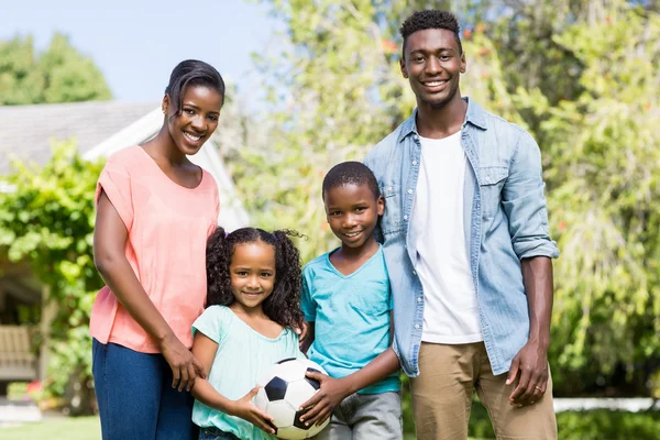 Gelukkige familie samen poseren — Stockfoto