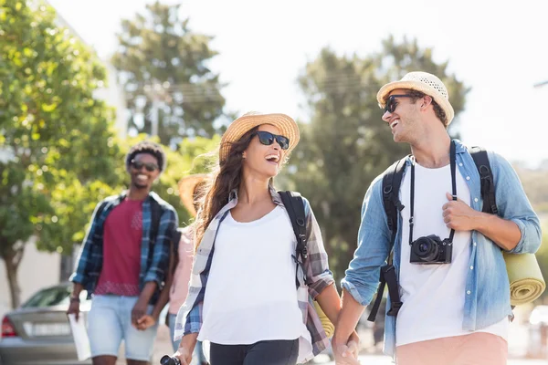 Glückliches junges Paar zu Fuß auf der Straße — Stockfoto