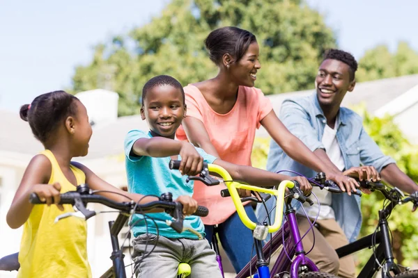 幸福的家庭做自行车 — 图库照片