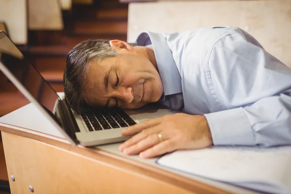 Professore dormire sul suo computer portatile alla scrivania — Foto Stock