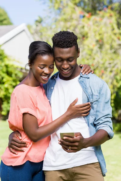 Gelukkige paar op zoek hun smartphone — Stockfoto