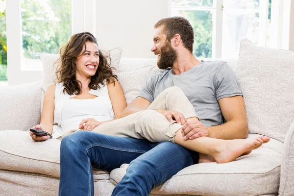 Pareja divirtiéndose en el salón — Foto de Stock