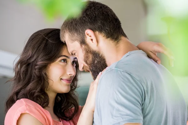 Bonito jovem casal — Fotografia de Stock