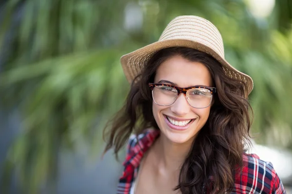 Muotokuva nuori nainen hymyilee — kuvapankkivalokuva