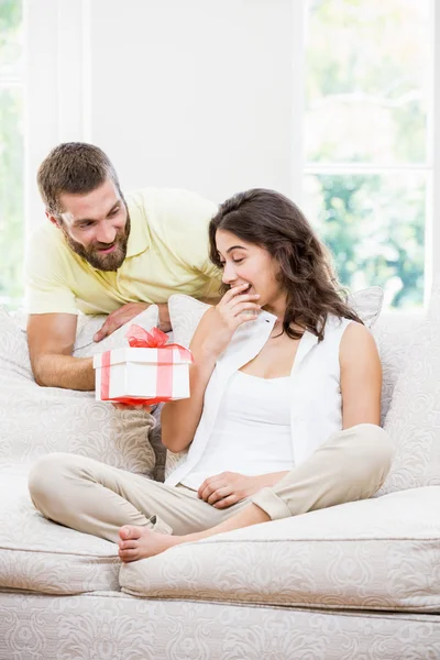 Hombre dando un regalo sorpresa a su mujer — Foto de Stock