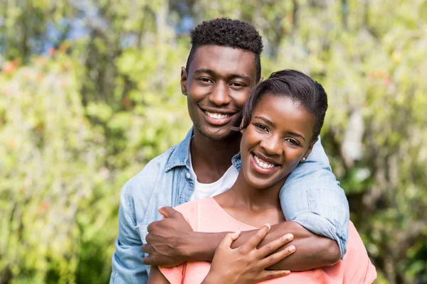 Couple heureux posant ensemble — Photo