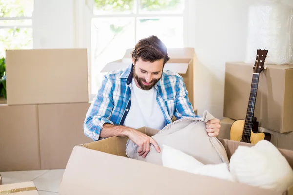 Joven hombre desembalaje cajas de cartón — Foto de Stock