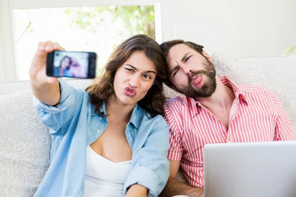 Paar macht ein Selfie mit Handy — Stockfoto