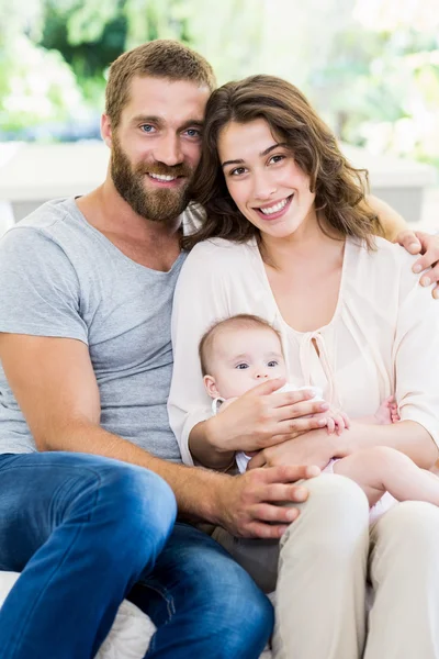 Gelukkige ouders met hun baby in woonkamer — Stockfoto