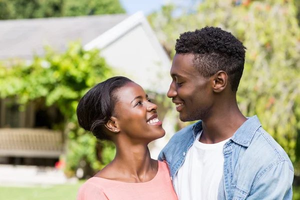 Couple heureux posant ensemble — Photo