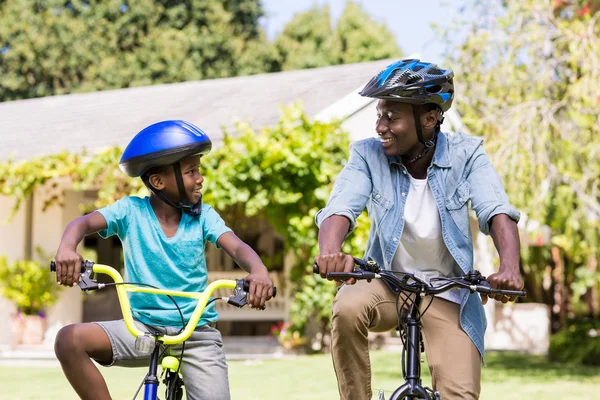 Mutlu aile Bisiklet yapıyor — Stok fotoğraf