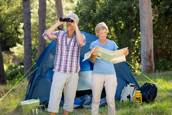 Mature couple preparing hike — Stock Photo, Image