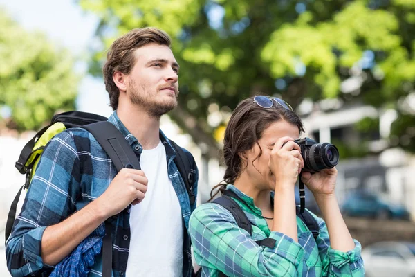 Young coupe taking a photo — Stock Photo, Image