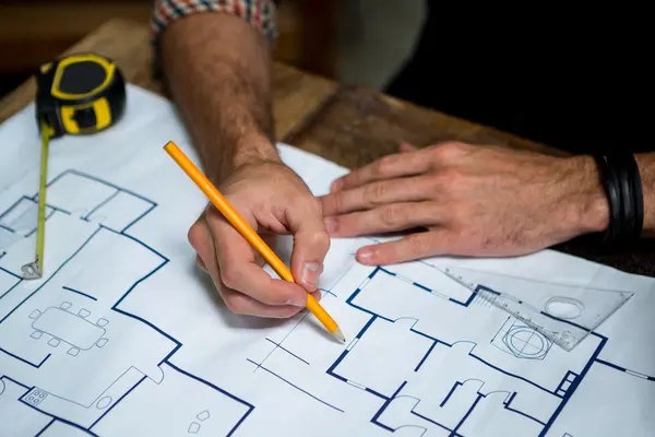 Carpenter working on his craft — Stock Photo, Image