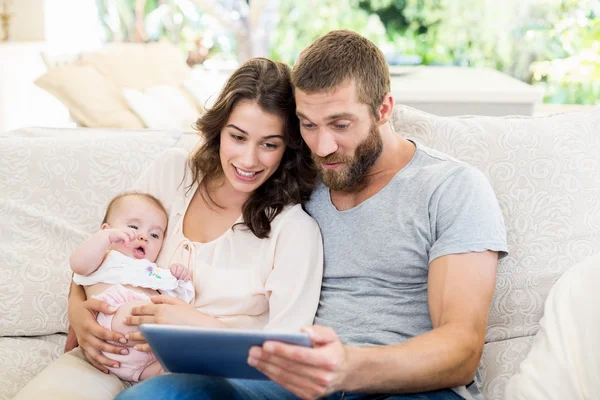 Famiglia utilizzando tablet digitale — Foto Stock