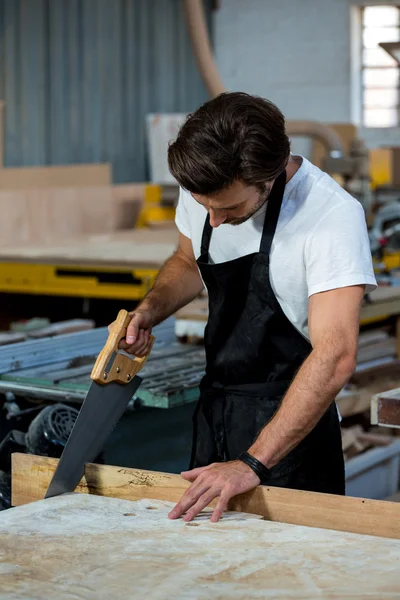 Charpentier travaillant sur son métier — Photo