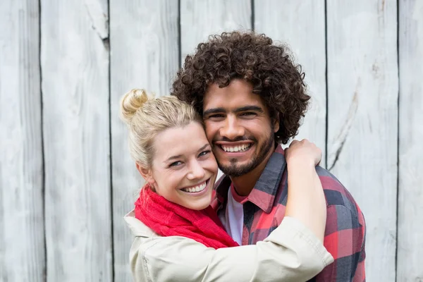 Casal jovem abraçando uns aos outros — Fotografia de Stock