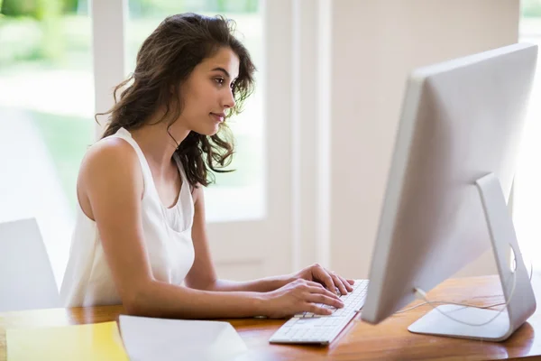 Woman using computer — Stock Photo, Image