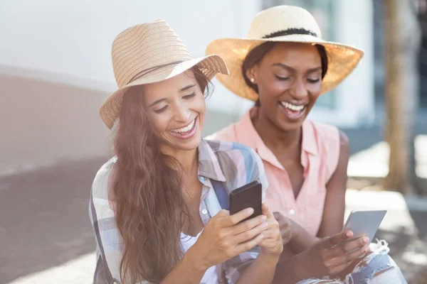 Junge Frauen nutzen Mobiltelefon — Stockfoto