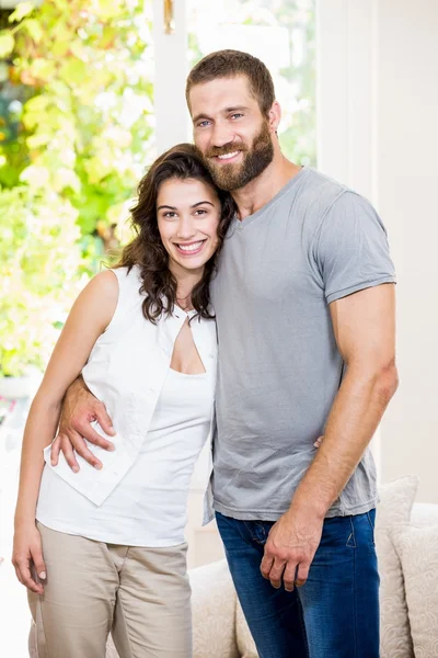 Retrato de belo casal abraçando — Fotografia de Stock