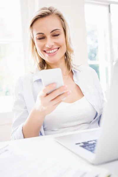 Woman text messaging on mobile phone — Stock Photo, Image