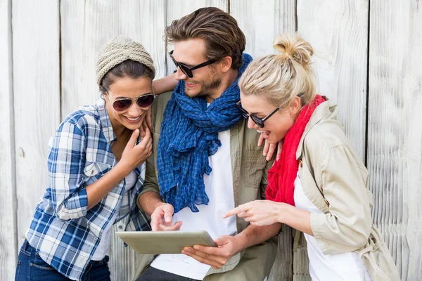 Amici che utilizzano tablet digitale — Foto Stock