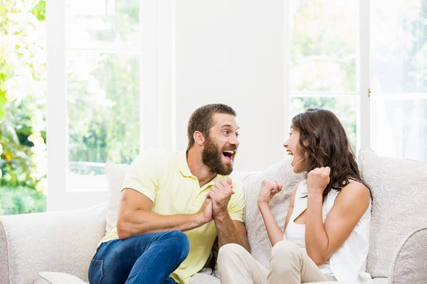 Paar sitzt auf Sofa und hat Spaß im Wohnzimmer — Stockfoto