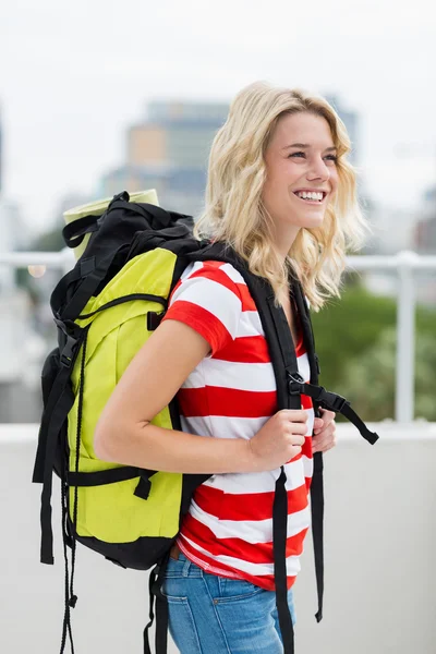 Ung kvinna som bär ryggsäck — Stockfoto