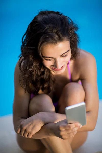 Mensagens de texto mulher feliz em um telefone móvel — Fotografia de Stock