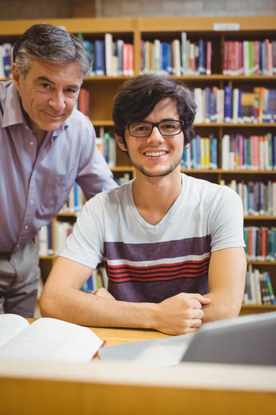 Portret van lachende student met professor — Stockfoto