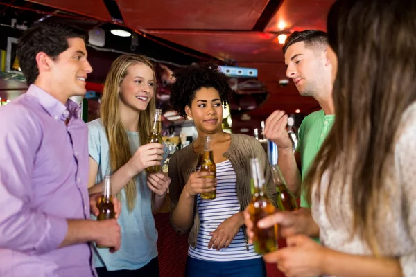 Friends drinking beer — Stock Photo, Image