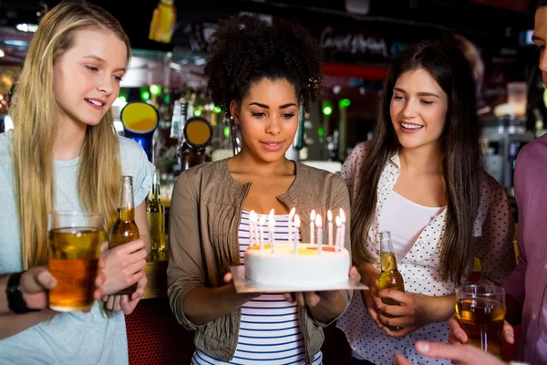 Amigos celebrando con pastel — Foto de Stock