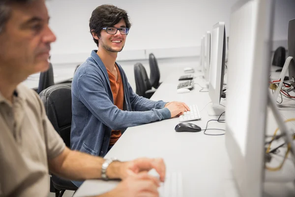 Portrét happy studenta pomocí počítače — Stock fotografie