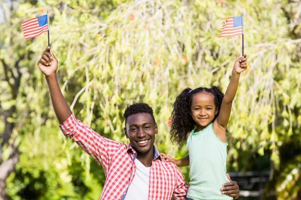 Famille heureuse montrant drapeau des Etats-Unis — Photo