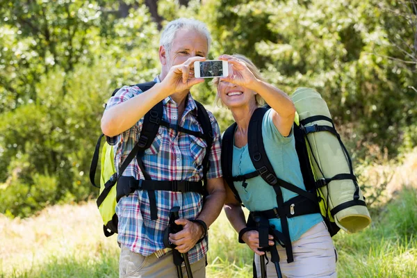 Senior paar nemen van een foto — Stockfoto