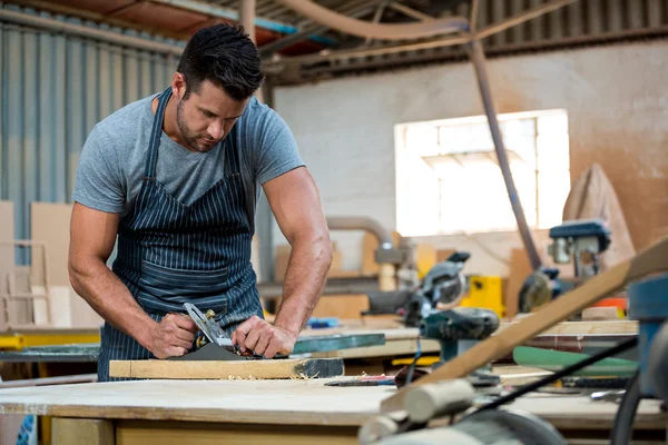 Schreiner arbeitet an seinem Handwerk — Stockfoto