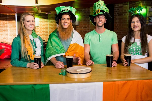 Amigos sorridentes com acessório irlandês — Fotografia de Stock