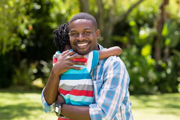 Famiglia felice in posa insieme — Foto Stock