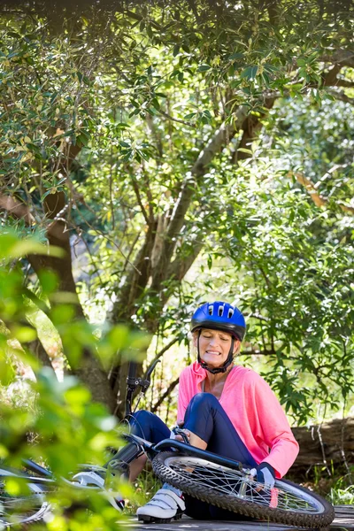 Mujer mayor está dolida por su bicicleta — Foto de Stock