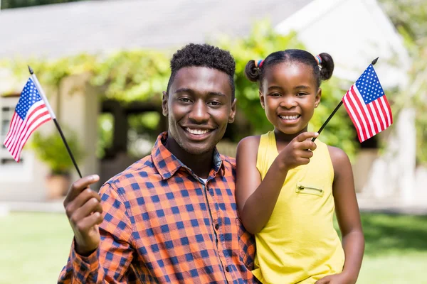 Familia feliz mostrando bandera de EE.UU. — Foto de Stock