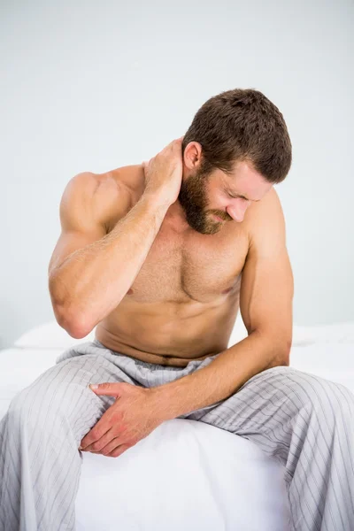 Ember szenved a nyak fájdalom enyhítésére ágyon — Stock Fotó