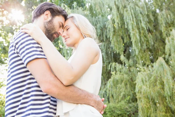 Casal abraçando uns aos outros — Fotografia de Stock